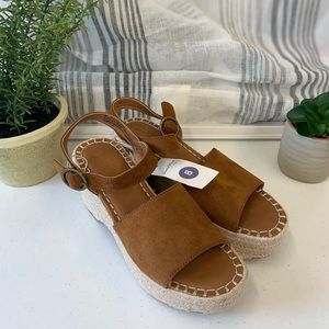 NWT Universal Thread women’s sandals size 8